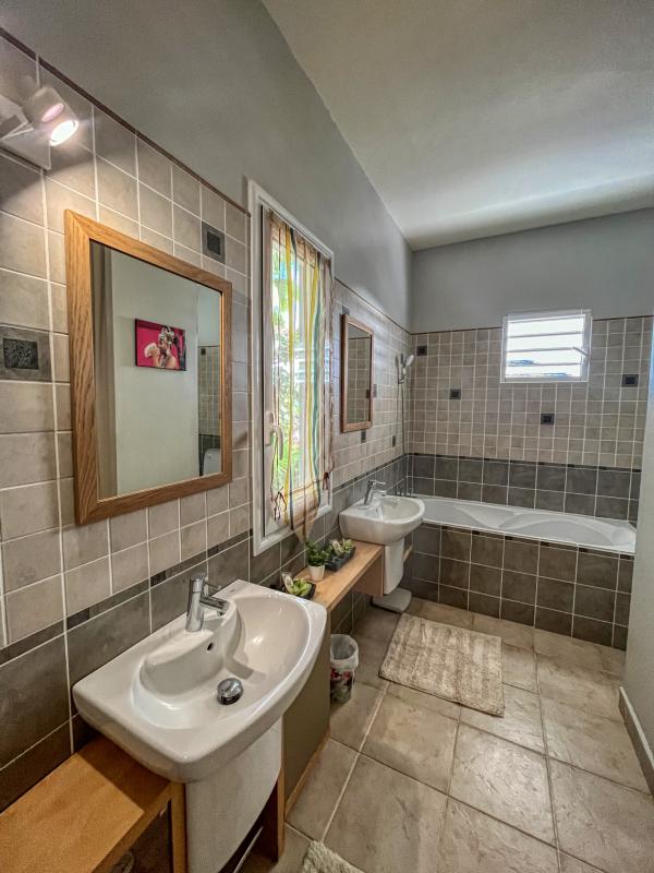 Location villa 3 chambres 6 personnes piscine et vue mer plage 150m à Ste Anne en Guadeloupe 