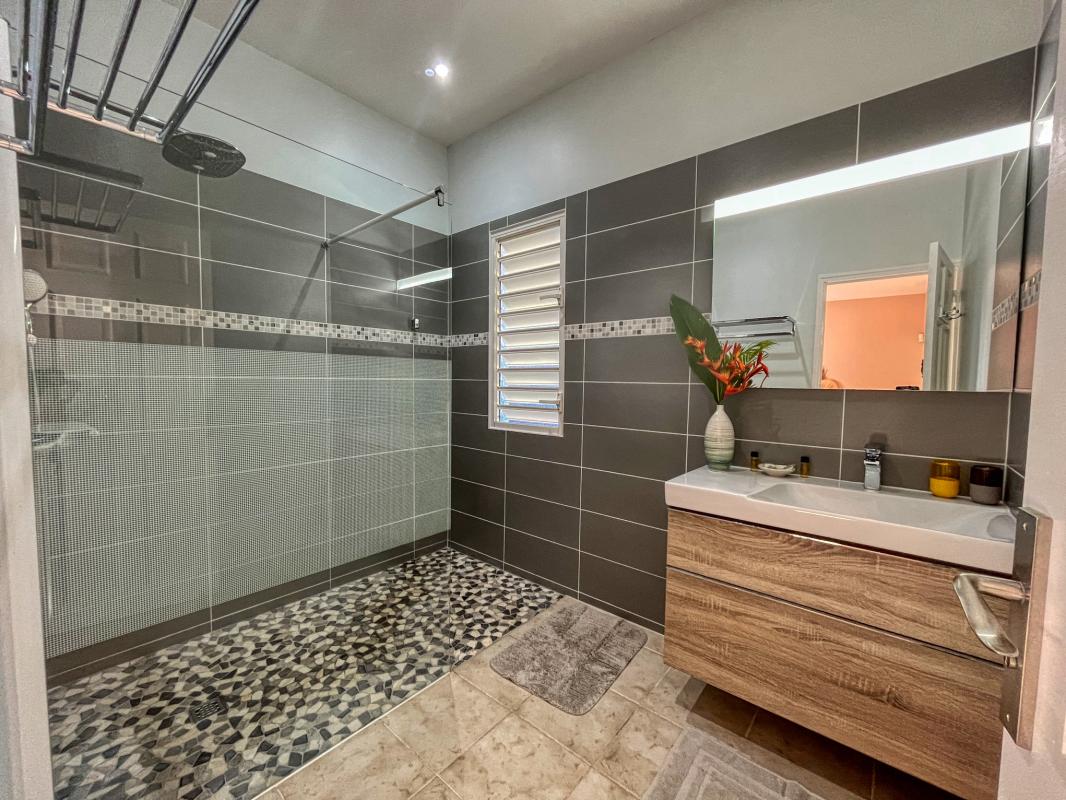 Location villa 3 chambres 6 personnes piscine et vue mer plage 150m à Ste Anne en Guadeloupe 