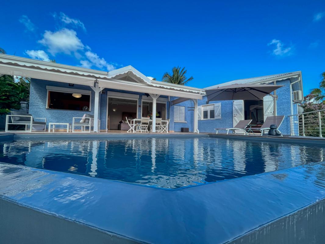 Location villa 3 chambres 6 personnes piscine et vue mer plage 150m à Ste Anne en Guadeloupe 
