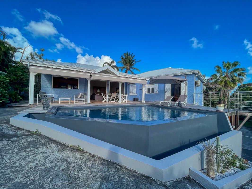 Location villa 3 chambres 6 personnes piscine et vue mer plage 150m à Ste Anne en Guadeloupe 