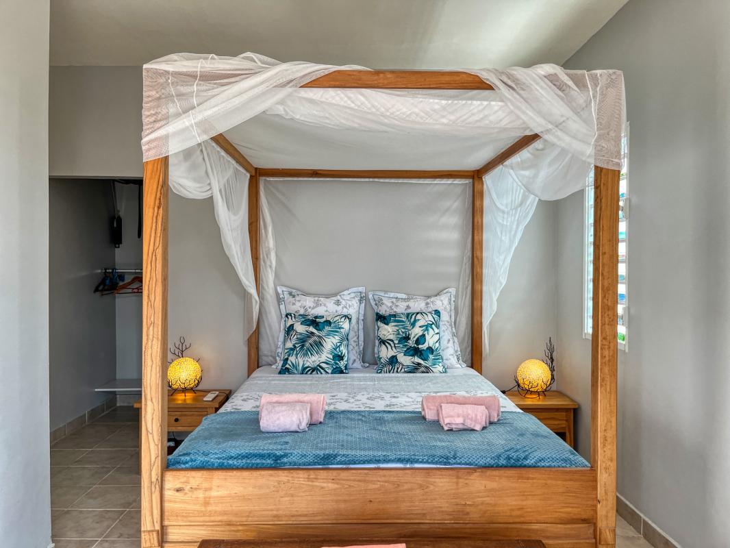 Location villa 3 chambres 6 personnes piscine et vue mer plage 150m à Ste Anne en Guadeloupe 
