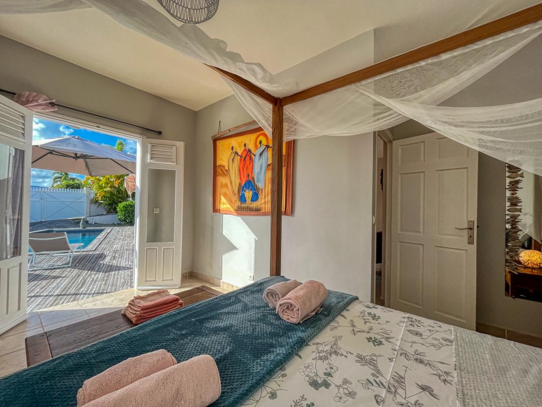 Location villa 3 chambres 6 personnes piscine et vue mer plage 150m à Ste Anne en Guadeloupe 