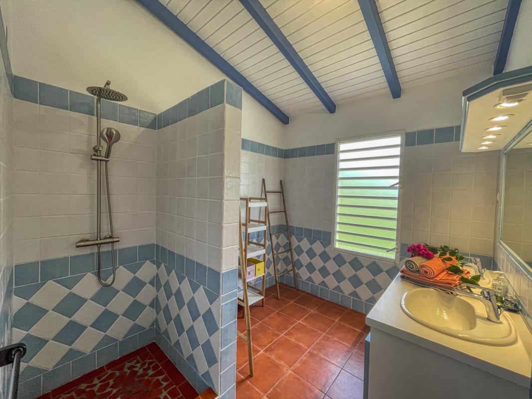 A louer villa sainte anne Guadeloupe-salle de douche