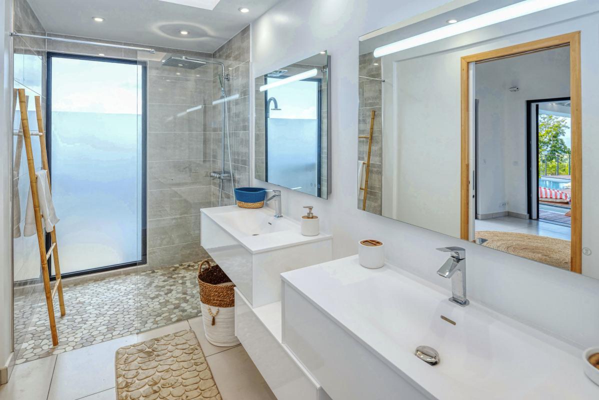 Villa vue mer Sainte Anne Guadeloupe-salle de douche