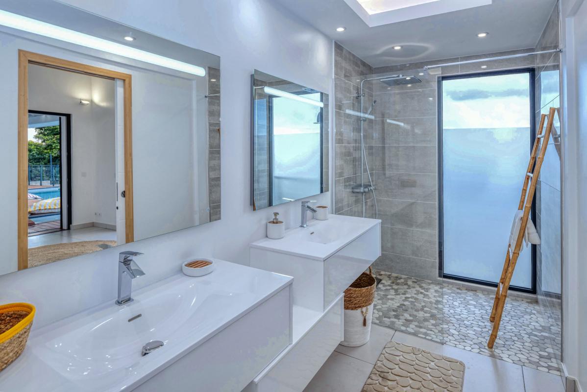 Villa vue mer Sainte Anne Guadeloupe-salle de douche