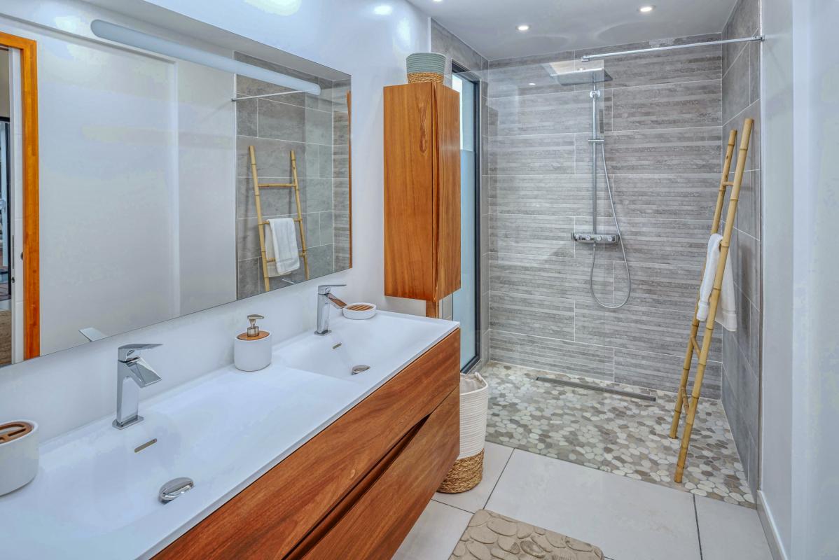 Villa vue mer Sainte Anne Guadeloupe-salle de douche