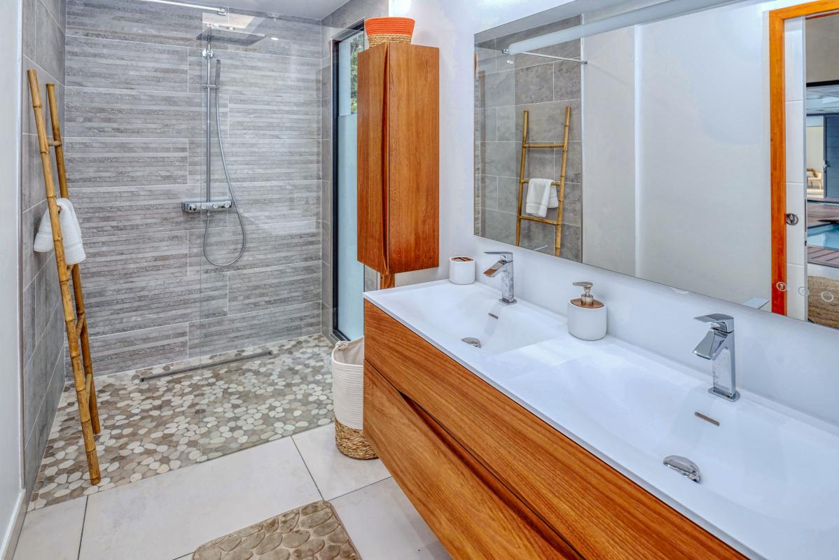Villa vue mer Sainte Anne Guadeloupe-salle de douche