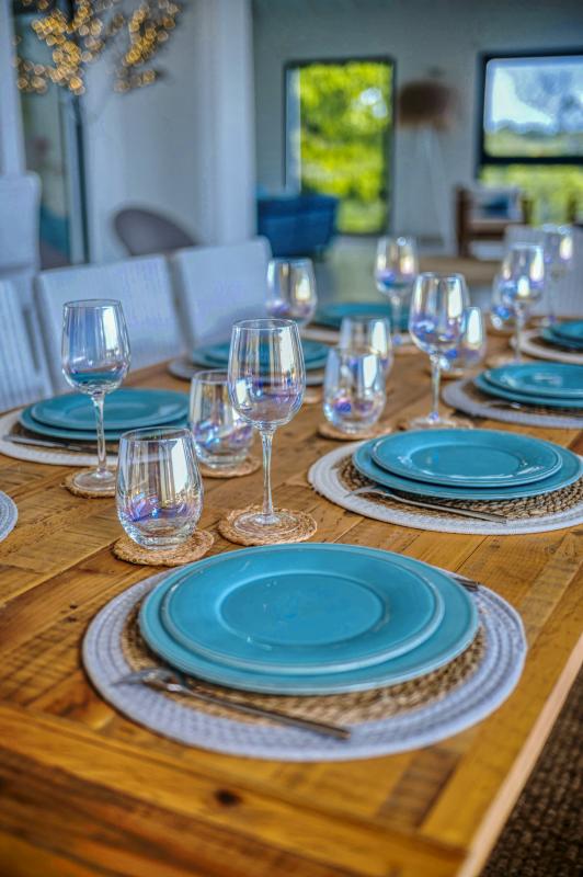 Villa vue mer Sainte Anne Guadeloupe-table cuisine