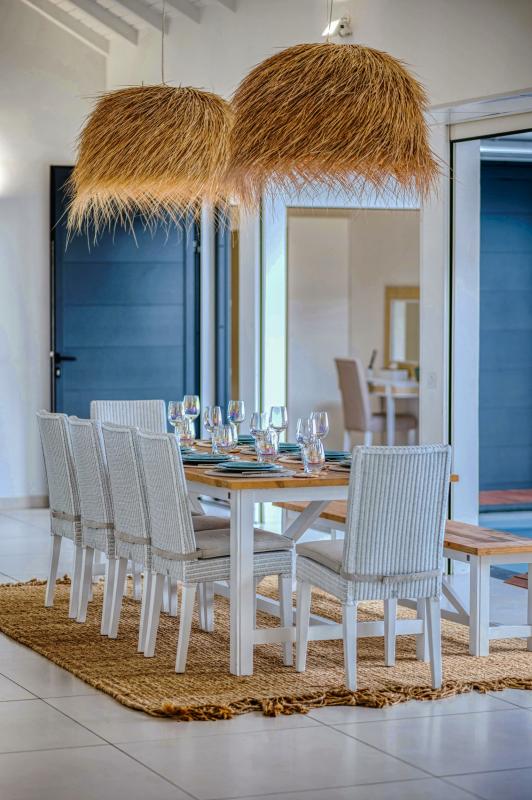 Villa vue mer Sainte Anne Guadeloupe-table cuisine