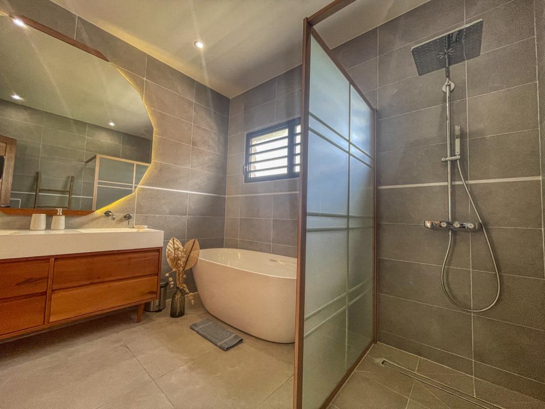 Location villa vue mer Sainte Anne Guadeloupe-salle de bain commune