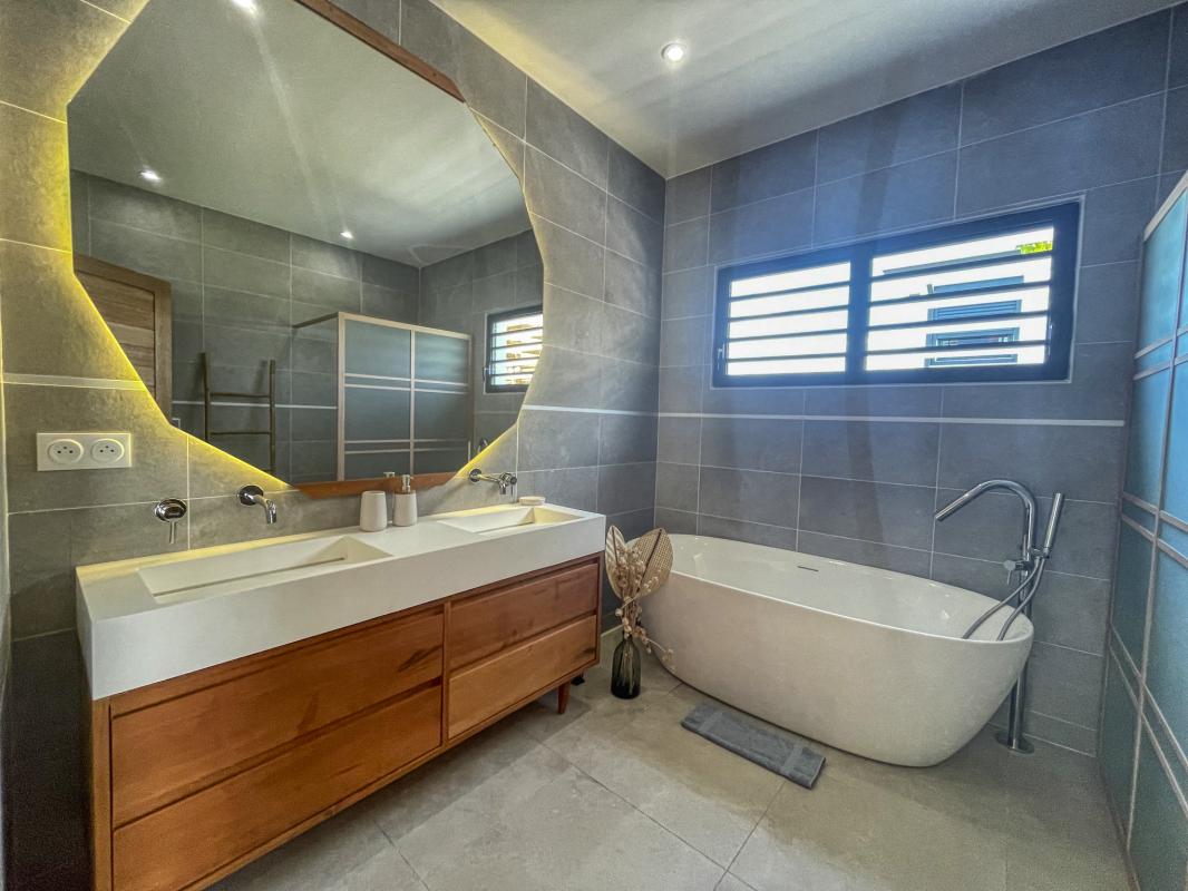 Location villa vue mer Sainte Anne Guadeloupe-salle de bain commune