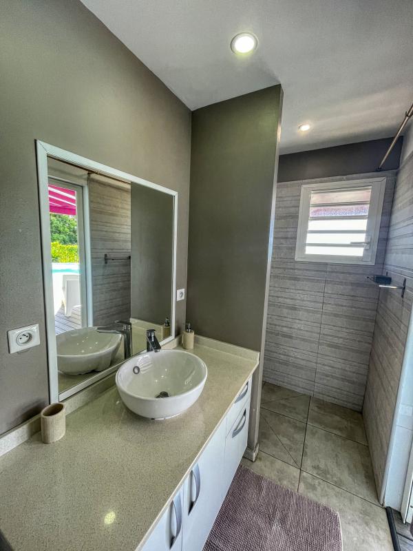 Location villa Sainte Anne Guadeloupe_ Salle d'eau 