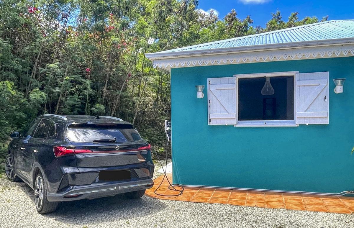 Location villa piscine Ste Anne Guadeloupe_Borne électrique