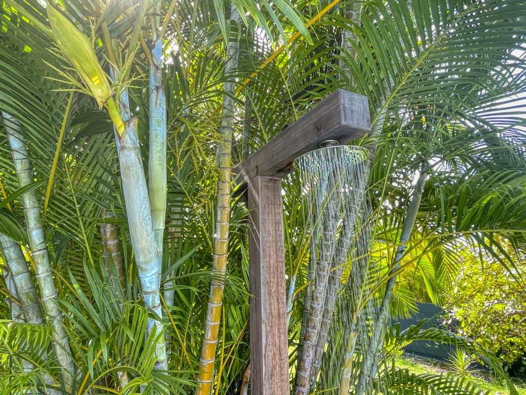 Location villa piscine Ste Anne Guadeloupe_Détail douche extérieure