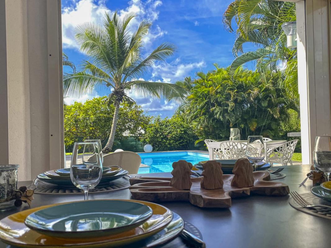 Location villa piscine Ste Anne Guadeloupe_détail table