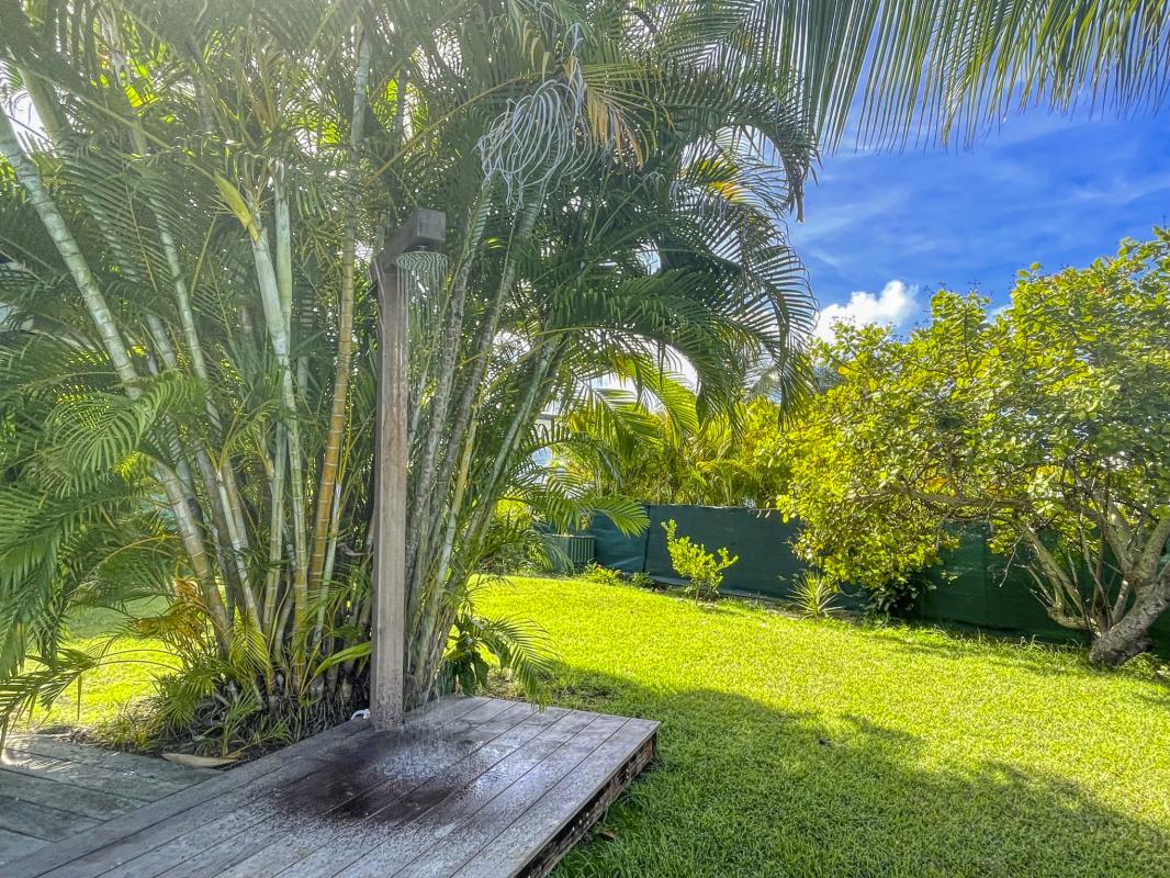 Location villa piscine Ste Anne Guadeloupe_Douche extérieure