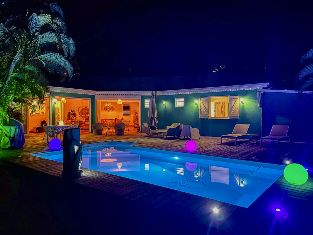 Location villa piscine Ste Anne Guadeloupe_ensemble de nuit