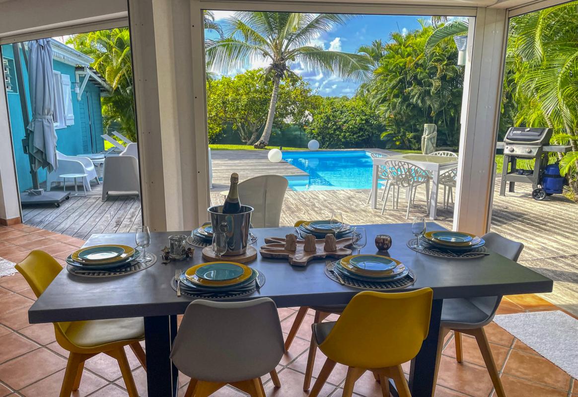 Location villa piscine Ste Anne Guadeloupe_Salle à manger