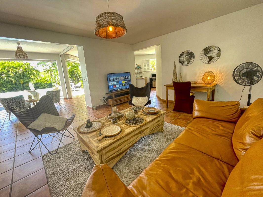 Location villa piscine Ste Anne Guadeloupe_Salon TV
