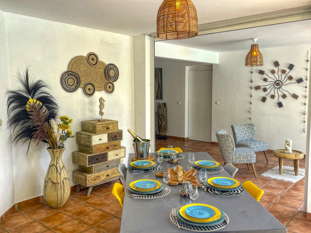 Location villa piscine Ste Anne Guadeloupe_Séjour et coin repas