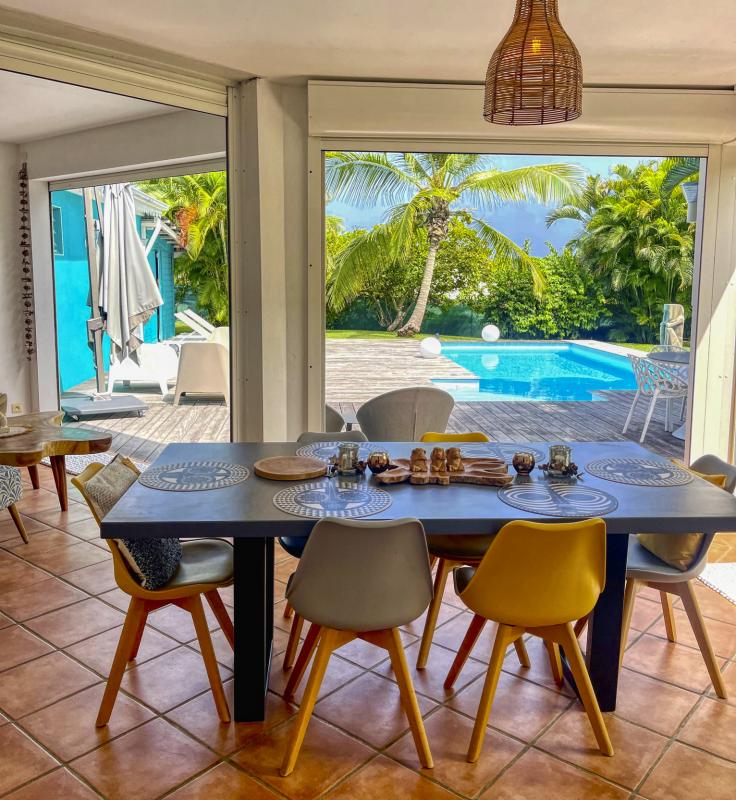 Location villa piscine Ste Anne Guadeloupe_table a manger et extérieur