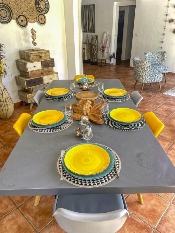 Location villa piscine Ste Anne Guadeloupe_Table séjour
