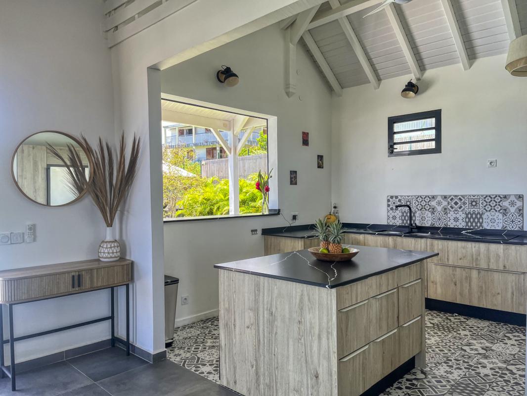 Location villa 10 personnes Sainte Anne Guadeloupe_cuisine vue mer