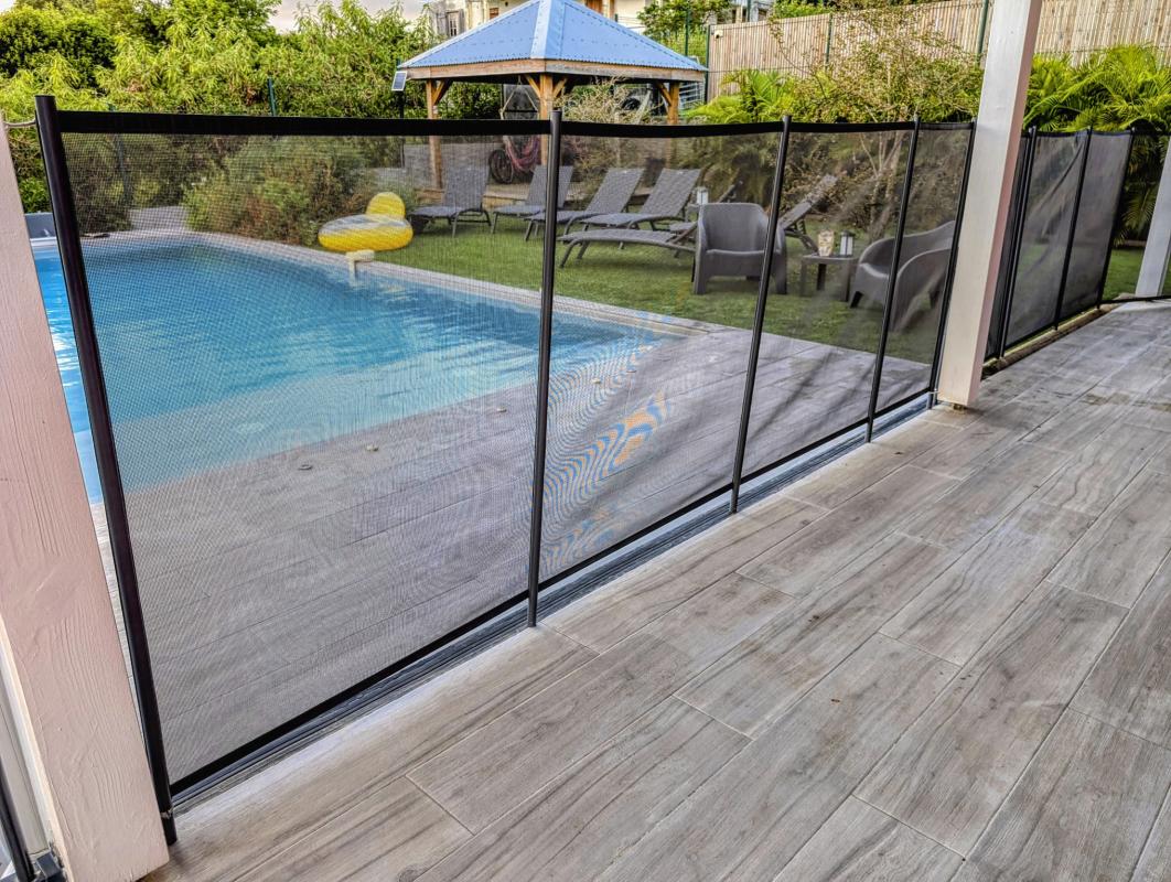 Location villa 10 personnes Sainte Anne Guadeloupe_piscine vue mer filet