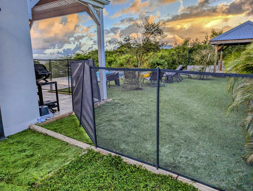 Location villa 10 personnes Sainte Anne Guadeloupe_piscine vue mer filet