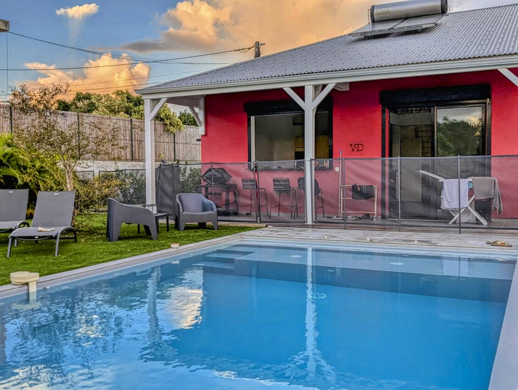 Location villa 10 personnes Sainte Anne Guadeloupe_piscine vue mer filet