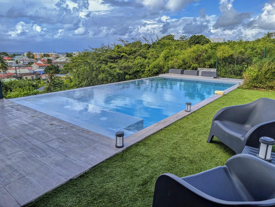 Location villa 10 personnes Sainte Anne Guadeloupe_piscine vue mer