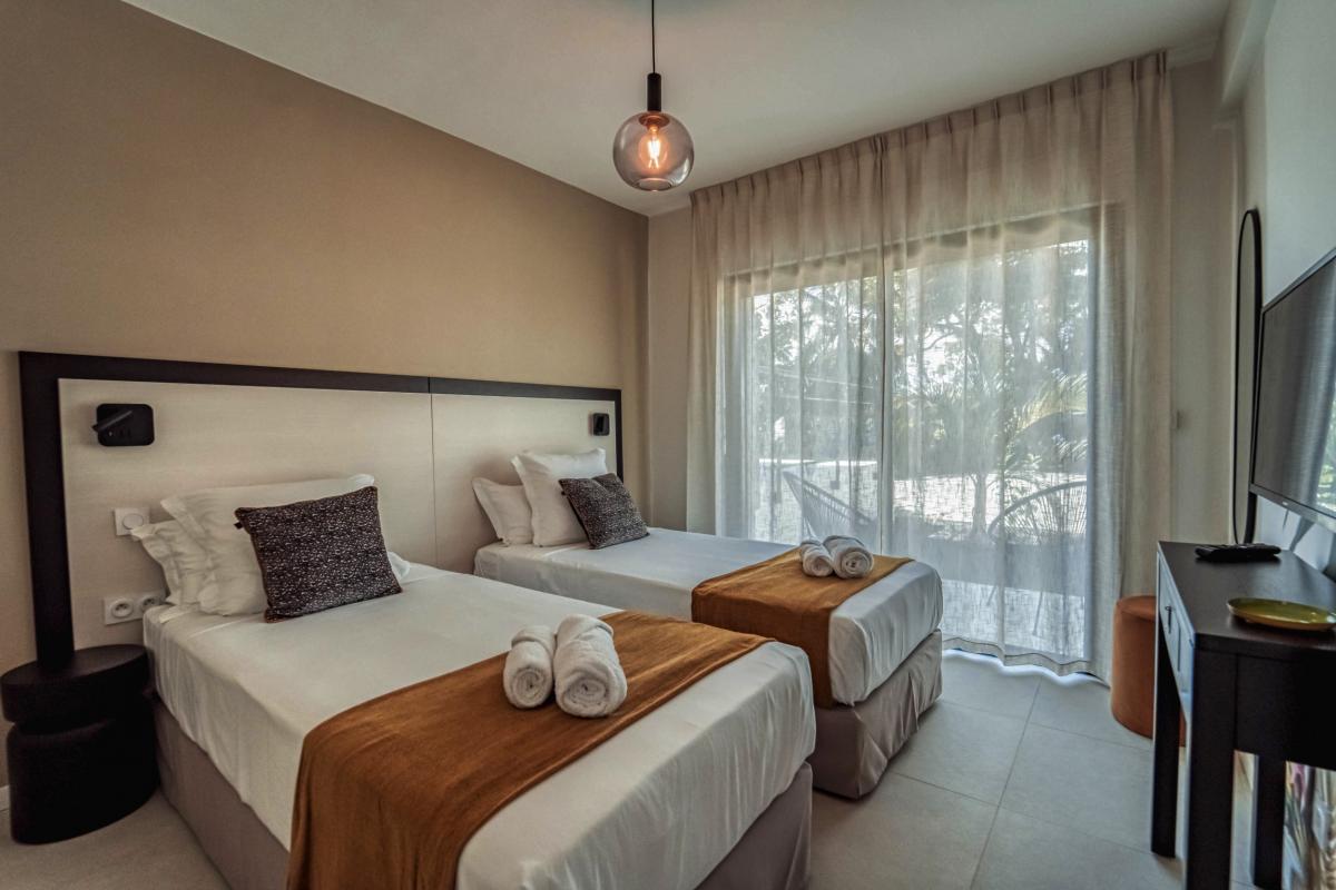 Location villa piscine vue mer 9 chambres Sainte Anne Guadeloupe_Chambre 1 RDC