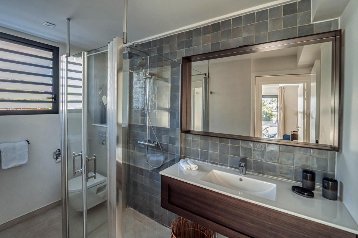 Location villa piscine vue mer 9 chambres Sainte Anne Guadeloupe_Chambre 1 RDC