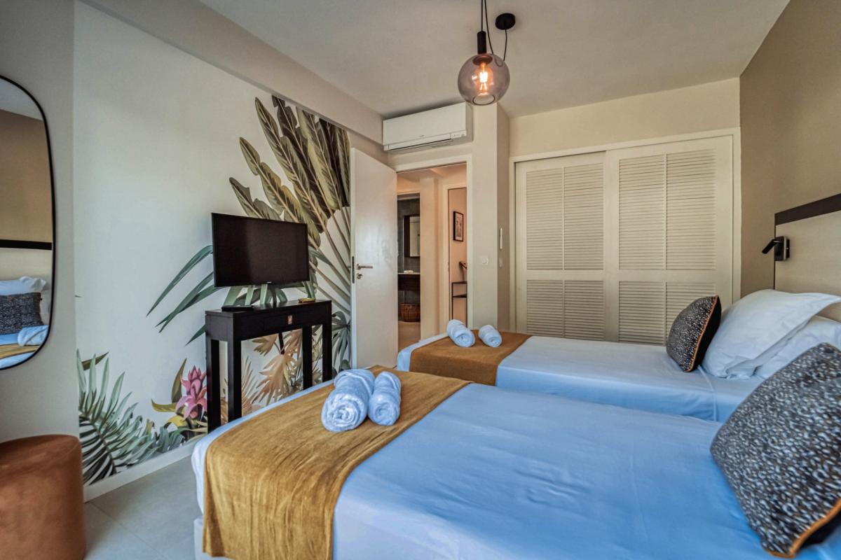 Location villa piscine vue mer 9 chambres Sainte Anne Guadeloupe_Chambre 1 RDC