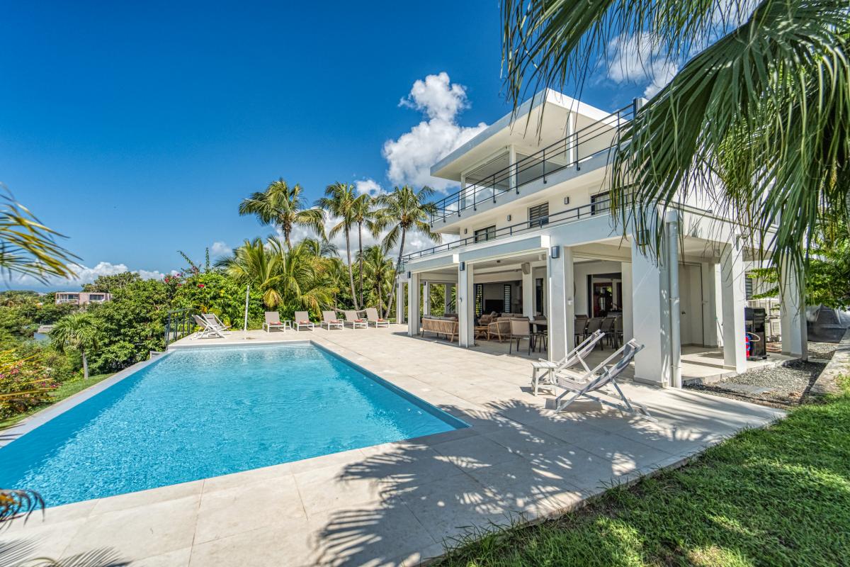 Location villa piscine vue mer 9 chambres Sainte Anne Guadeloupe_ensemble