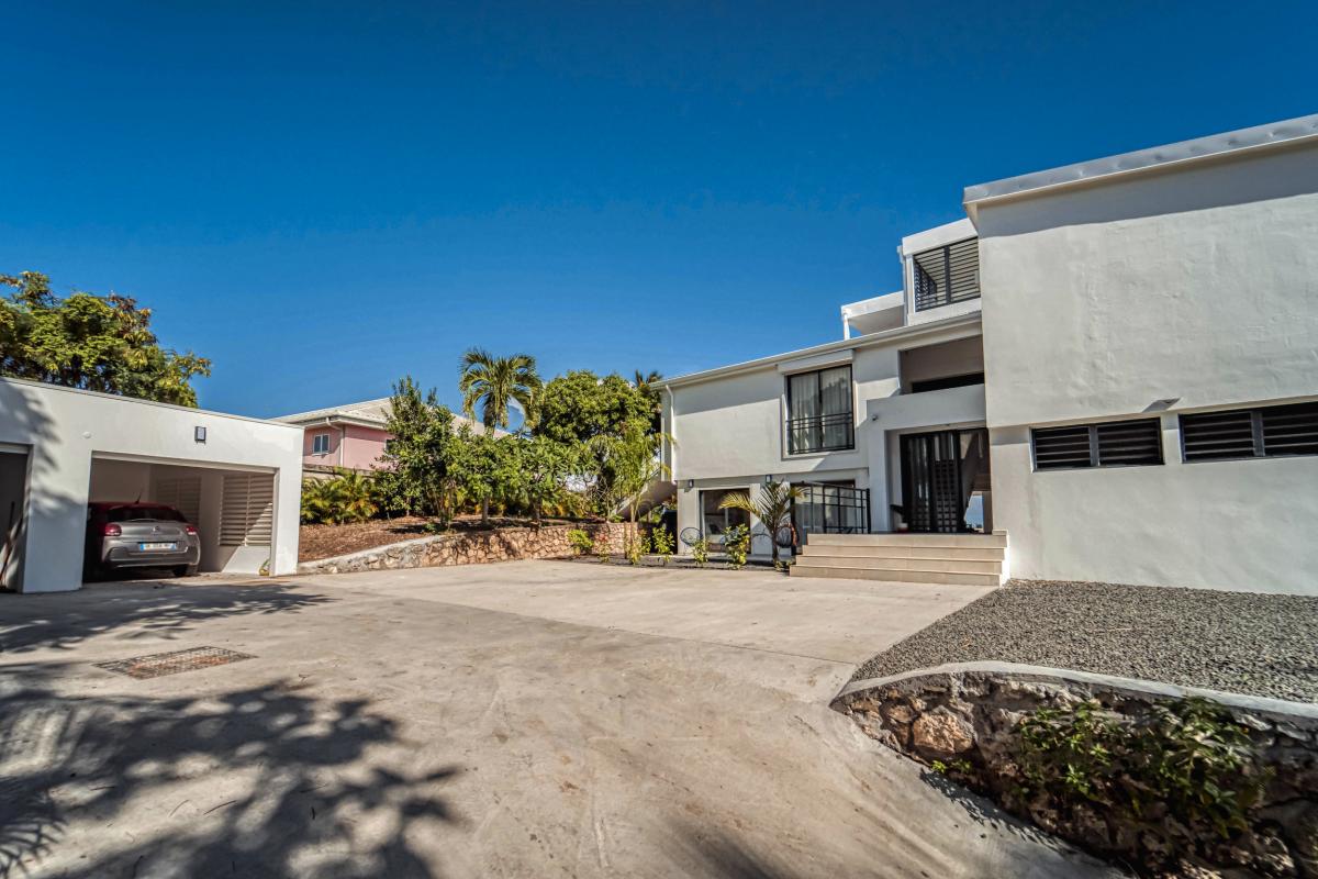 Location villa piscine vue mer 9 chambres Sainte Anne Guadeloupe_ENTREE