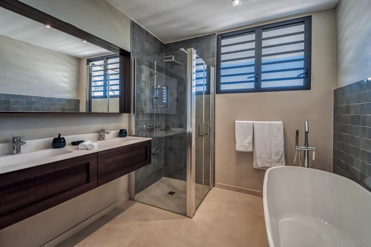 Location villa piscine vue mer 9 chambres Sainte Anne Guadeloupe_Suite Parentale