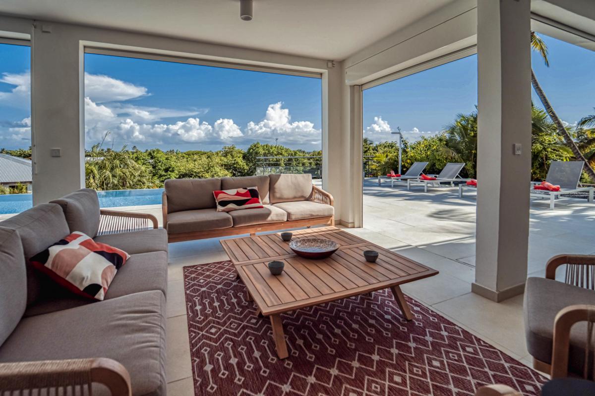 Location villa piscine vue mer 9 chambres Sainte Anne Guadeloupe_terrasse