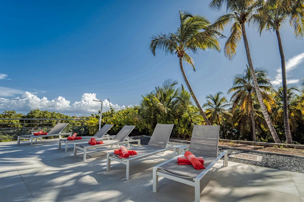 Location villa piscine vue mer 9 chambres Sainte Anne Guadeloupe_transats