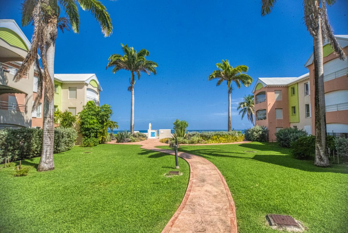 Location appartement pieds dans l'eau Sainte Anne Guadeloupe_chemin