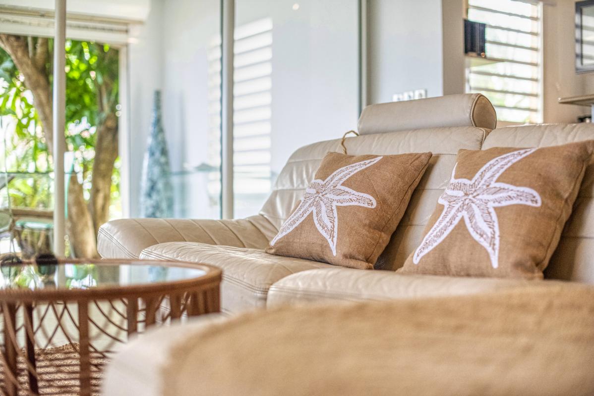 Location appartement pieds dans l'eau Sainte Anne Guadeloupe_salon