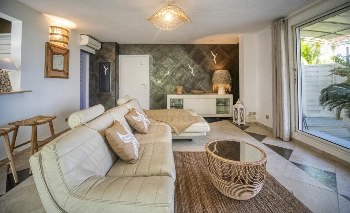 Location appartement pieds dans l'eau Sainte Anne Guadeloupe_salon