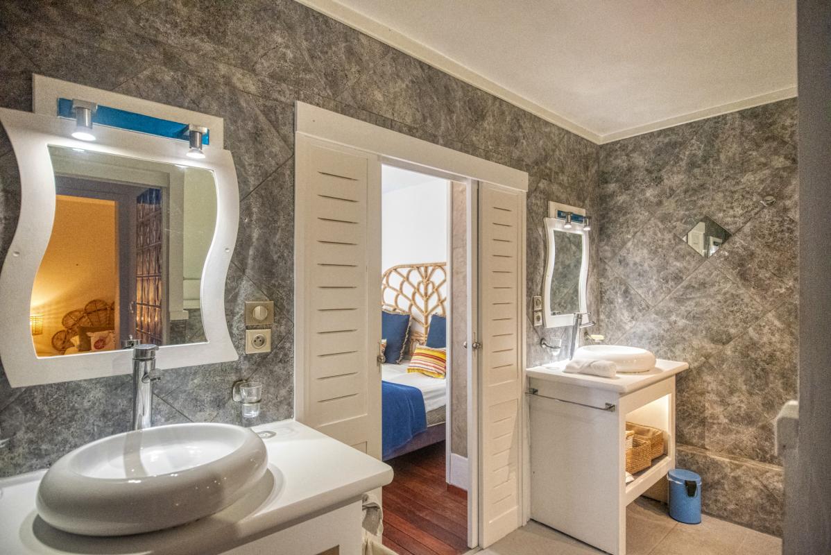 Location appartement pieds dans l'eau Sainte Anne Guadeloupe_sdb 1