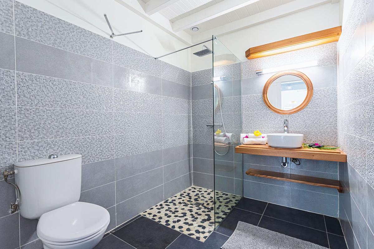 Location villa 2 chambres piscine proche plage Ste Anne Guadeloupe - Salle de douche