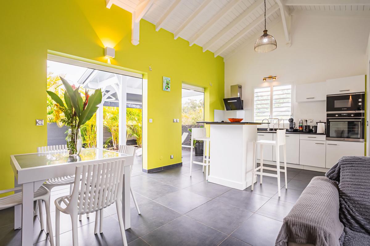 Location villa piscine proche plage Ste Anne Guadeloupe - Pièce de vie