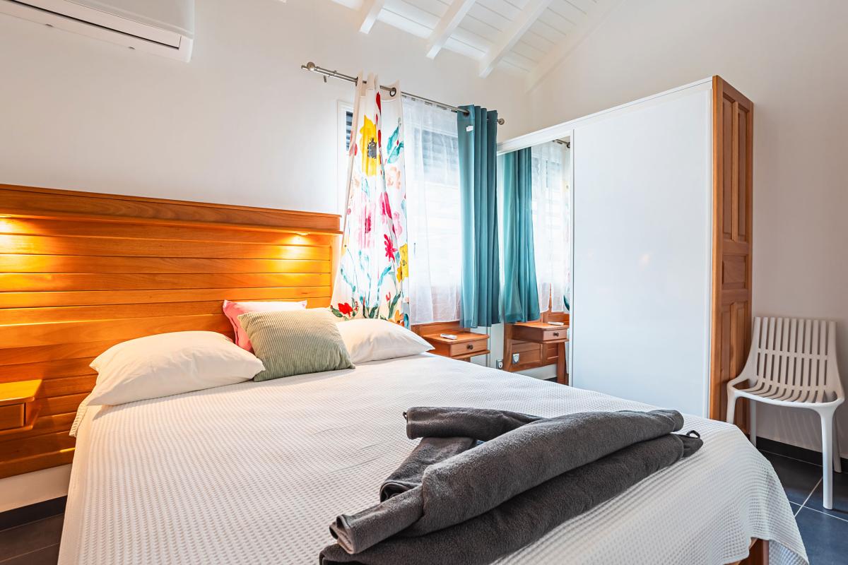 Location villa 2 chambres piscine proche plage ste anne guadeloupe - Chambre