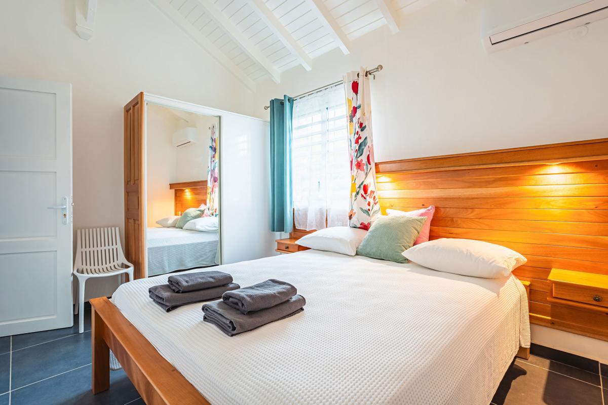 Location villa 2 chambres piscine proche plage ste anne guadeloupe - Chambre