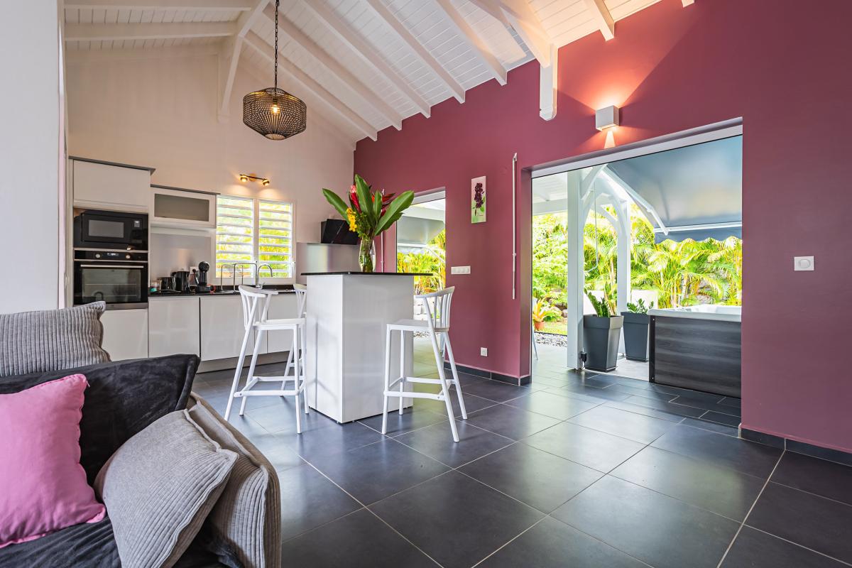 Location villa 2 chambres piscine proche plage ste anne guadeloupe - Pièce de vie