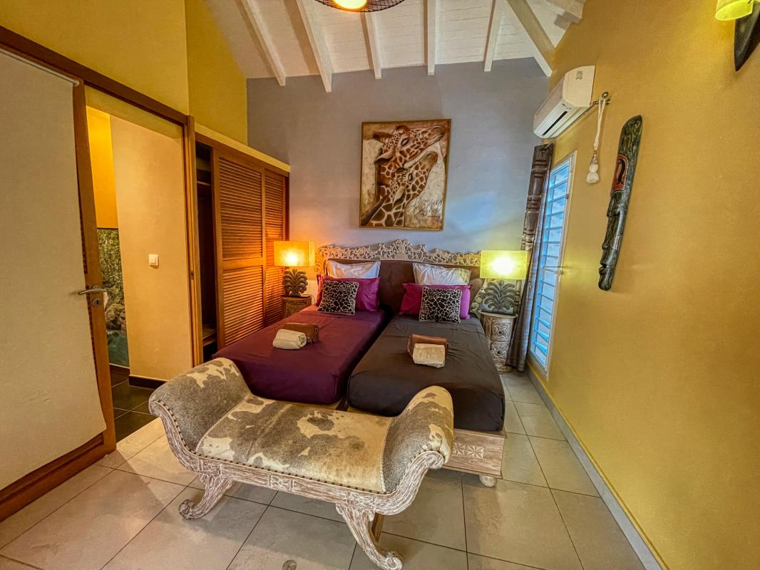 Luxury villa with swimming pool - bedroom of bungalow