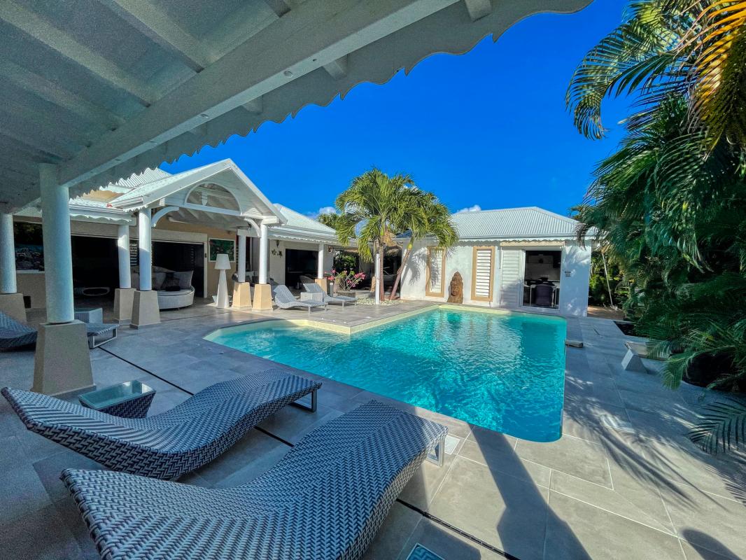 Luxury villa with swimming pool - deck